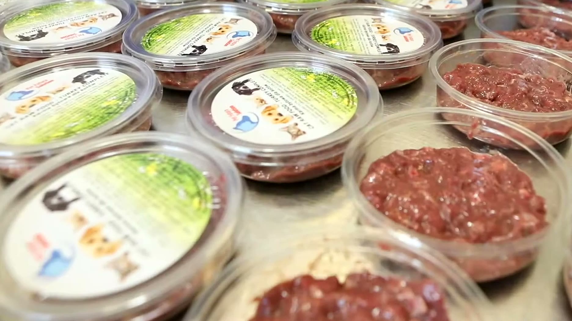 Napełnianie kubków karmą na linii produkcyjnej
